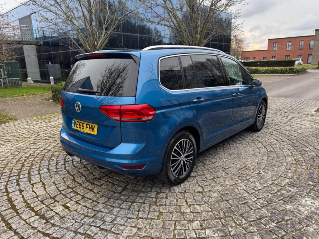 VOLKSWAGEN TOURAN