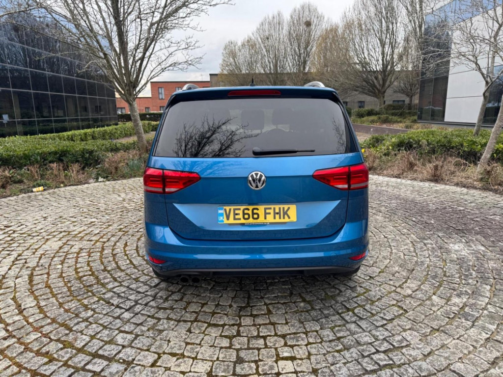 VOLKSWAGEN TOURAN