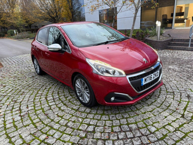PEUGEOT 208
