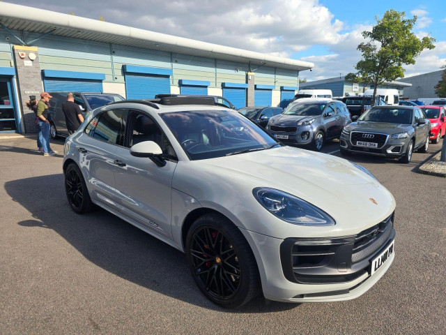 PORSCHE MACAN