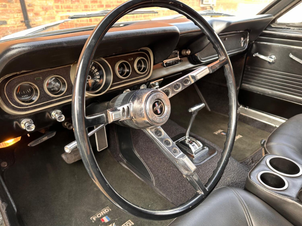 FORD MUSTANG