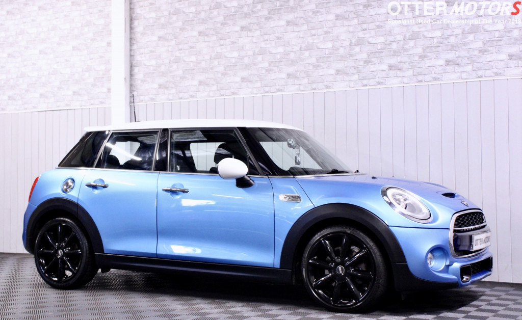 MINI HATCH