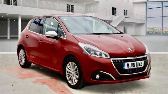 PEUGEOT 208