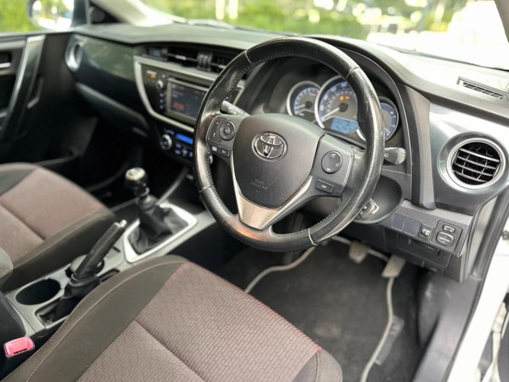 TOYOTA AURIS