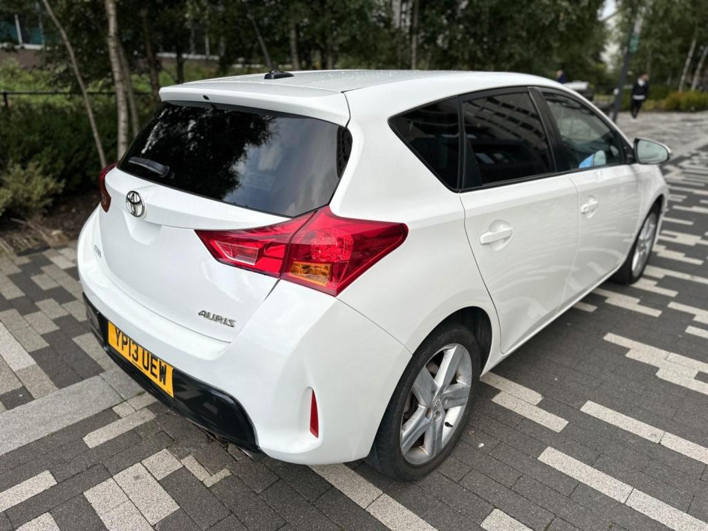 TOYOTA AURIS