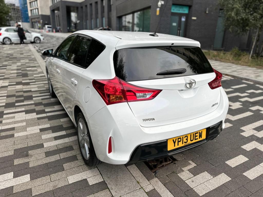 TOYOTA AURIS