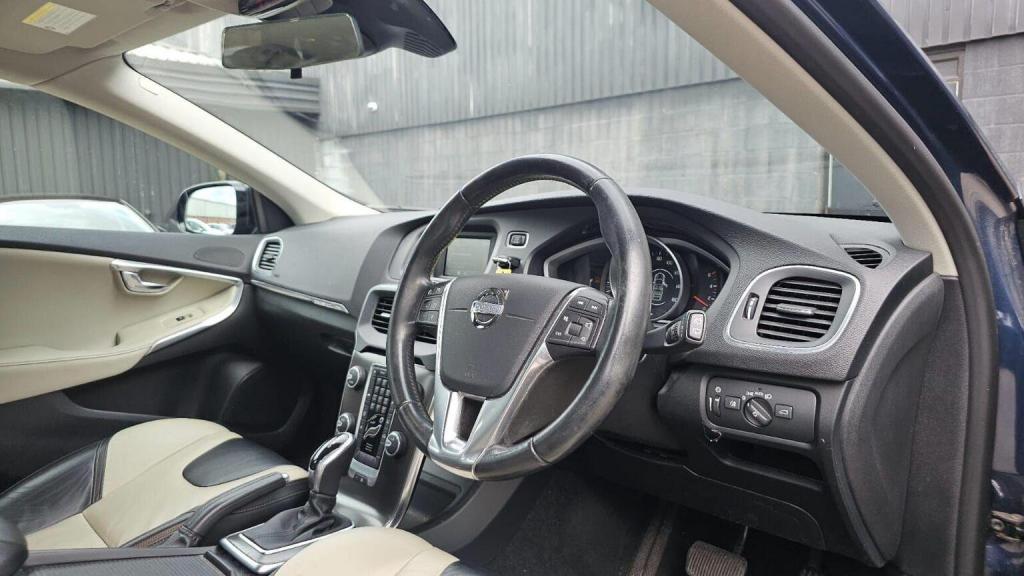 VOLVO V40 CROSS COUNTRY