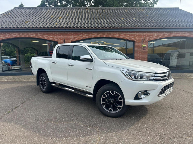 TOYOTA HILUX 2.4 D-4D Invincible X 4WD Euro 6 4dr (TSS, 3.5t)