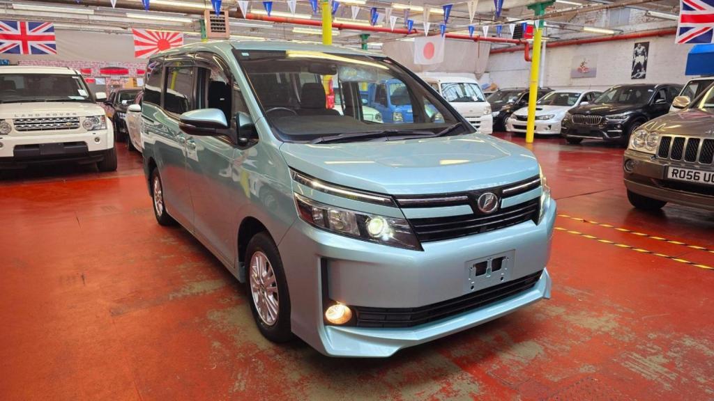 TOYOTA VOXY