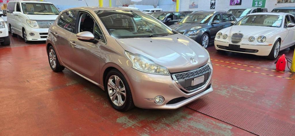 PEUGEOT 208