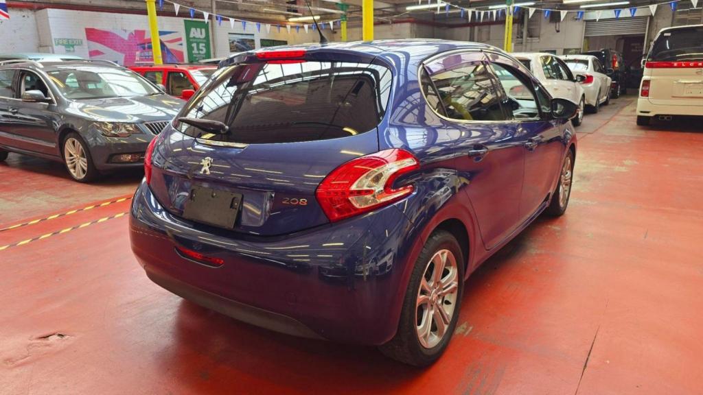 PEUGEOT 208
