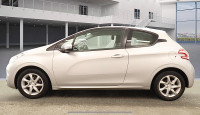 PEUGEOT 208 (2015)
