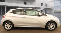 PEUGEOT 208 (2015)