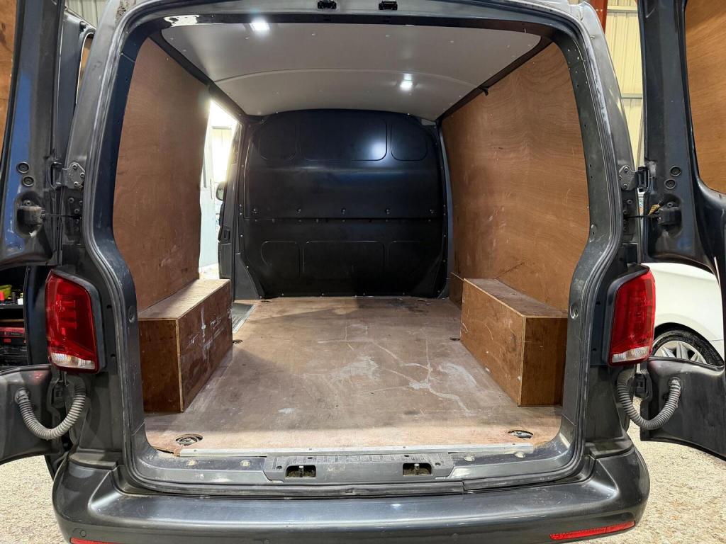 VOLKSWAGEN TRANSPORTER