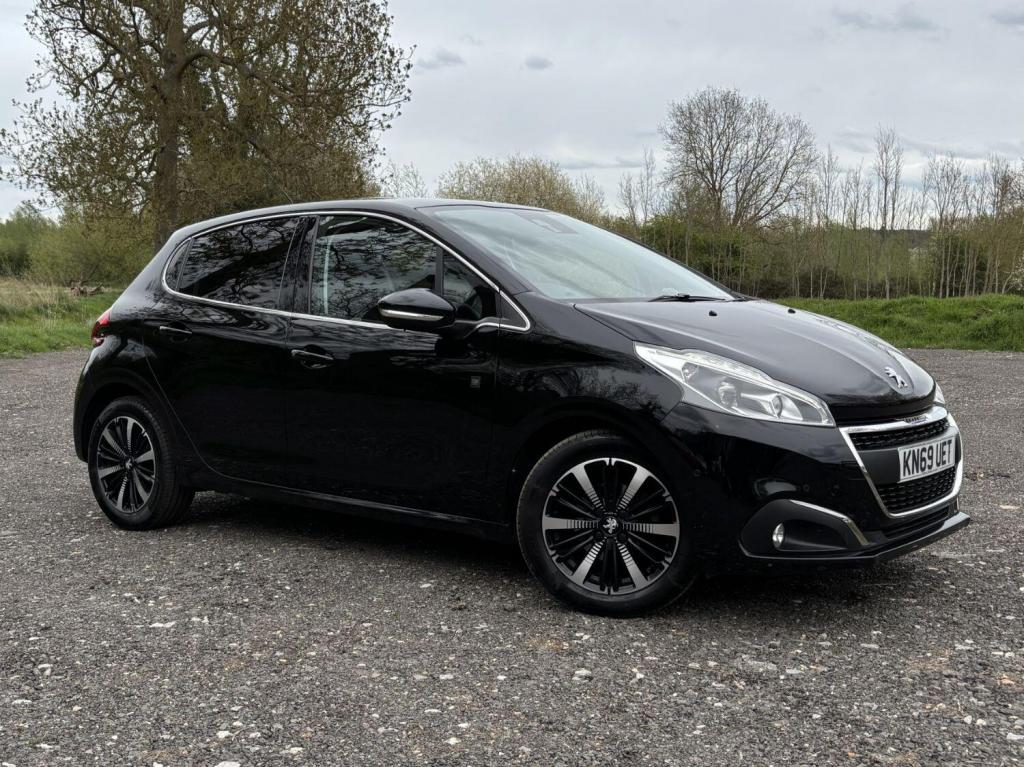 PEUGEOT 208 1.2 PureTech Tech Edition