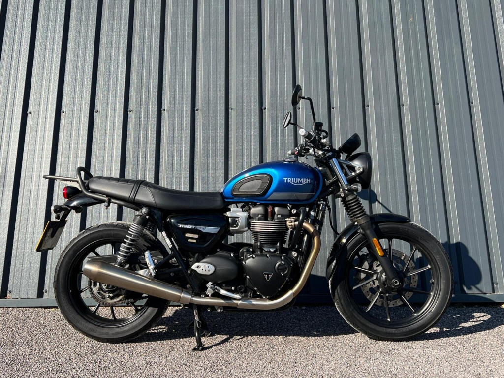 TRIUMPH Street Twin