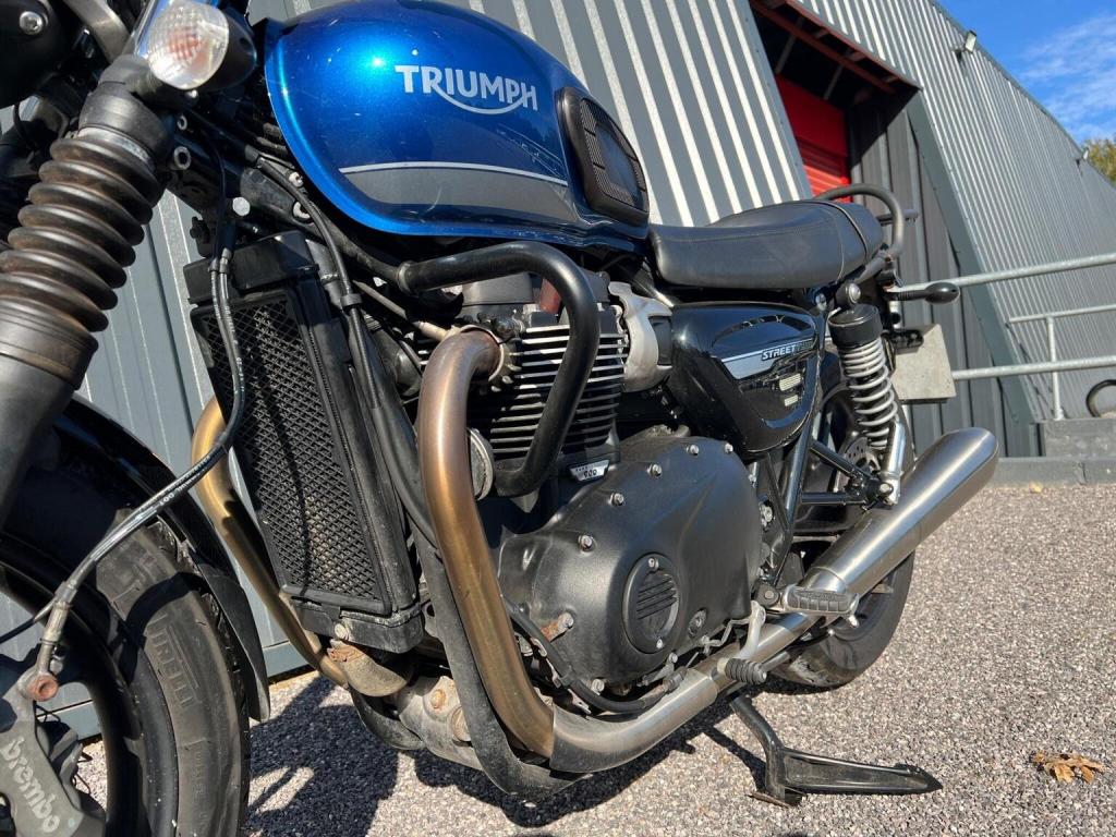 TRIUMPH Street Twin