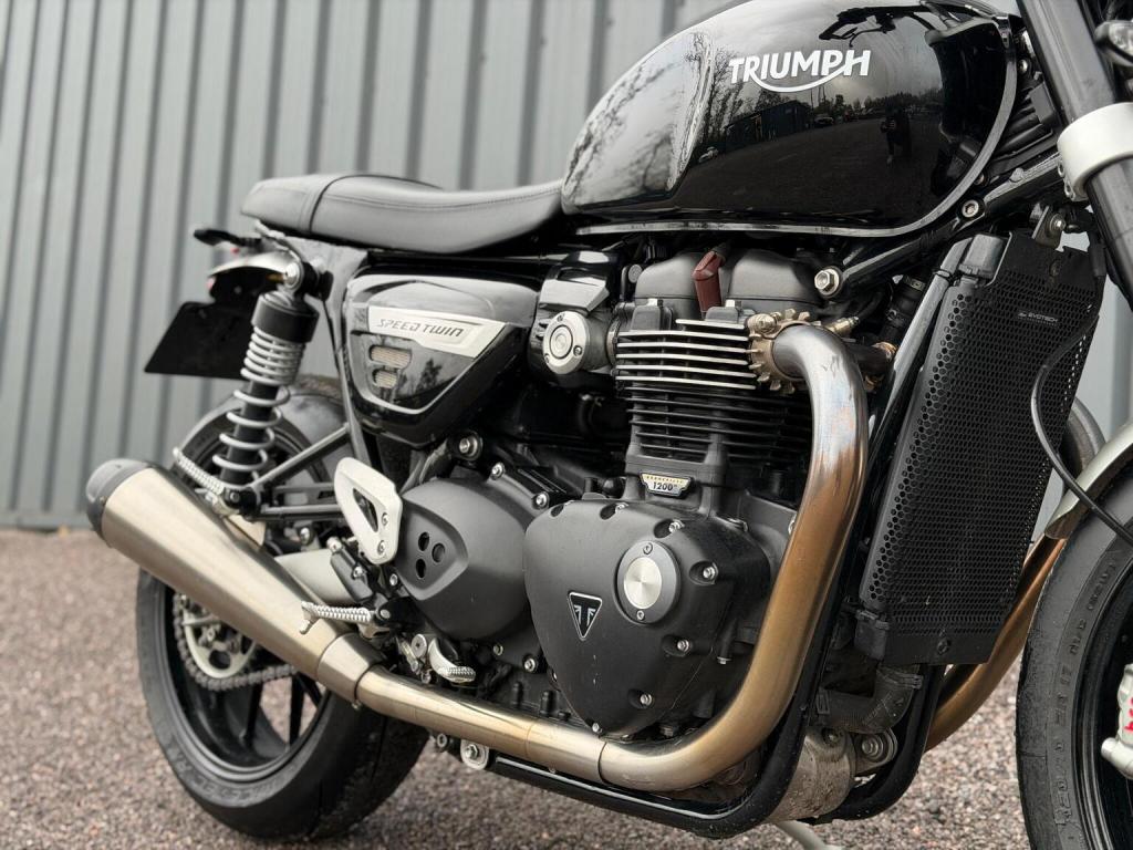 TRIUMPH SPEED TWIN