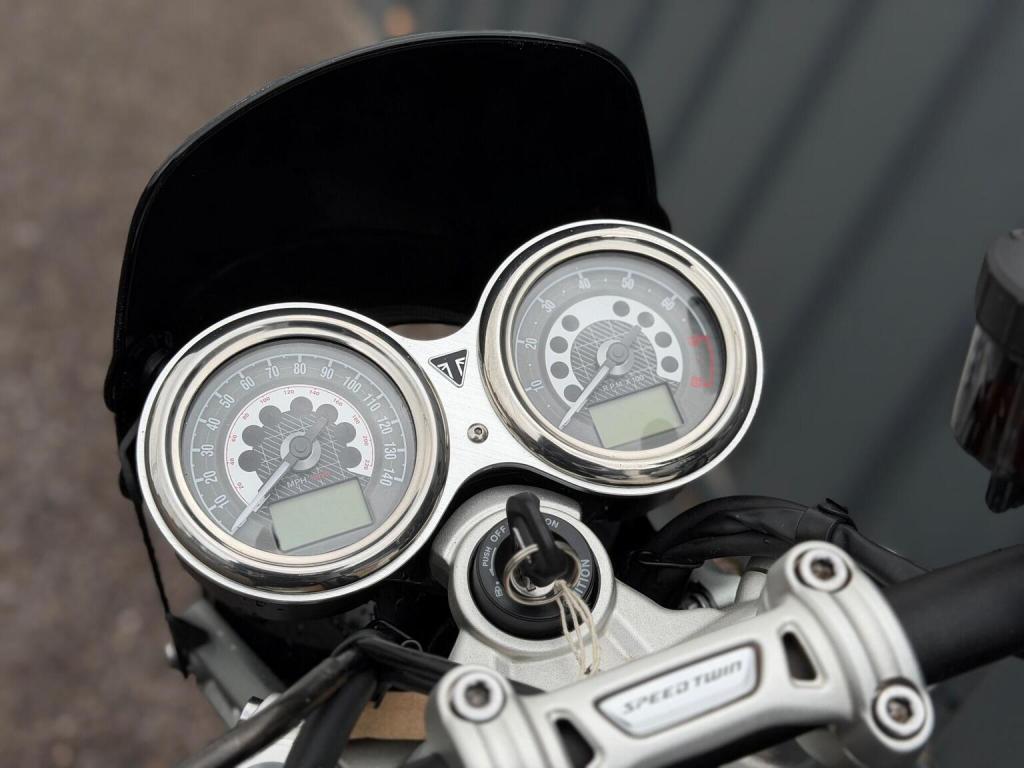 TRIUMPH SPEED TWIN