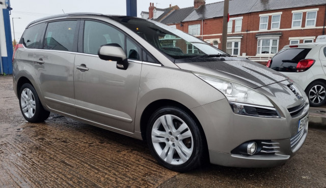 PEUGEOT 5008 2.0 HDi Allure