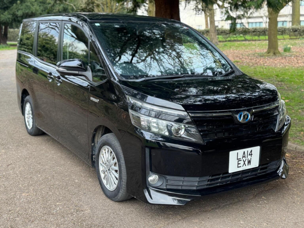 TOYOTA VOXY