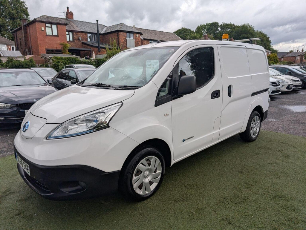NISSAN E-NV200