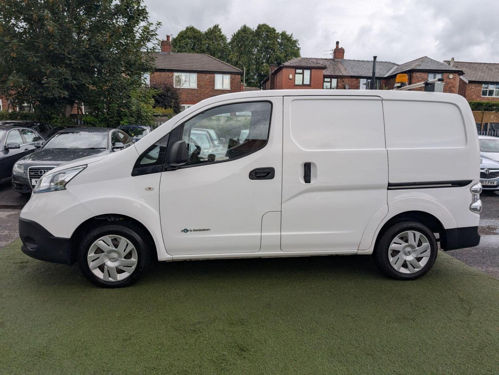 NISSAN E-NV200