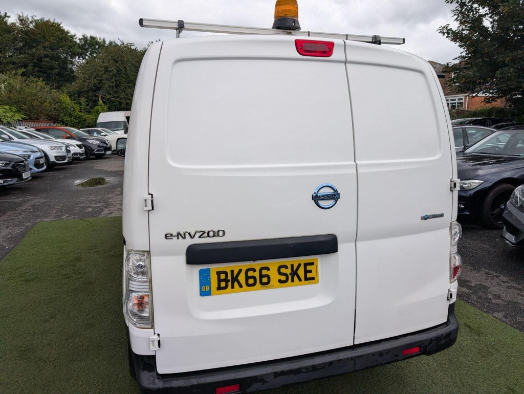 NISSAN E-NV200