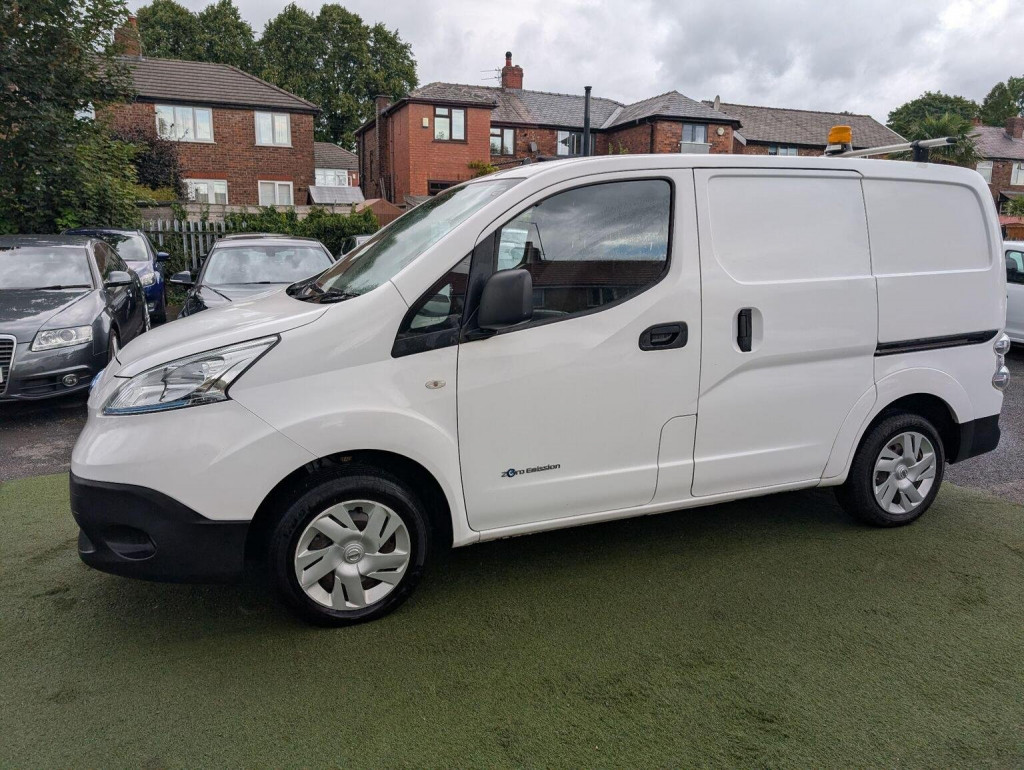 NISSAN E-NV200