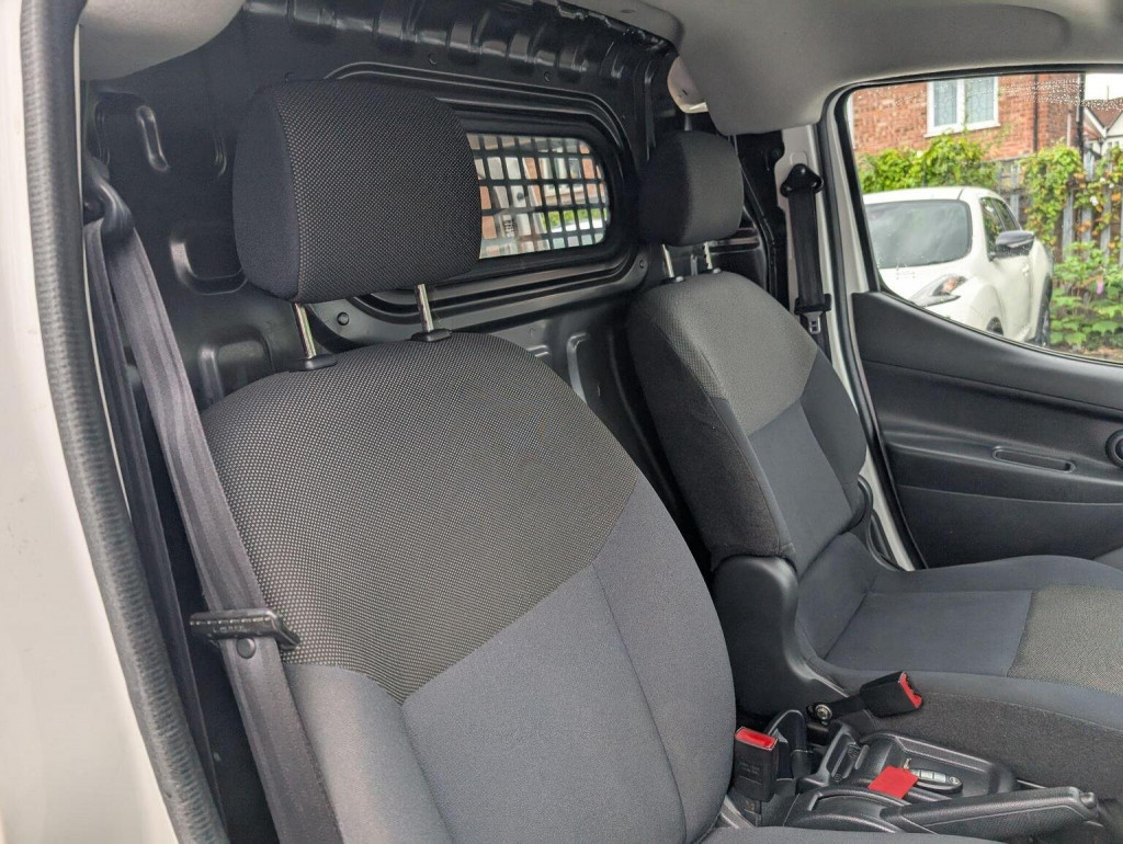 NISSAN E-NV200