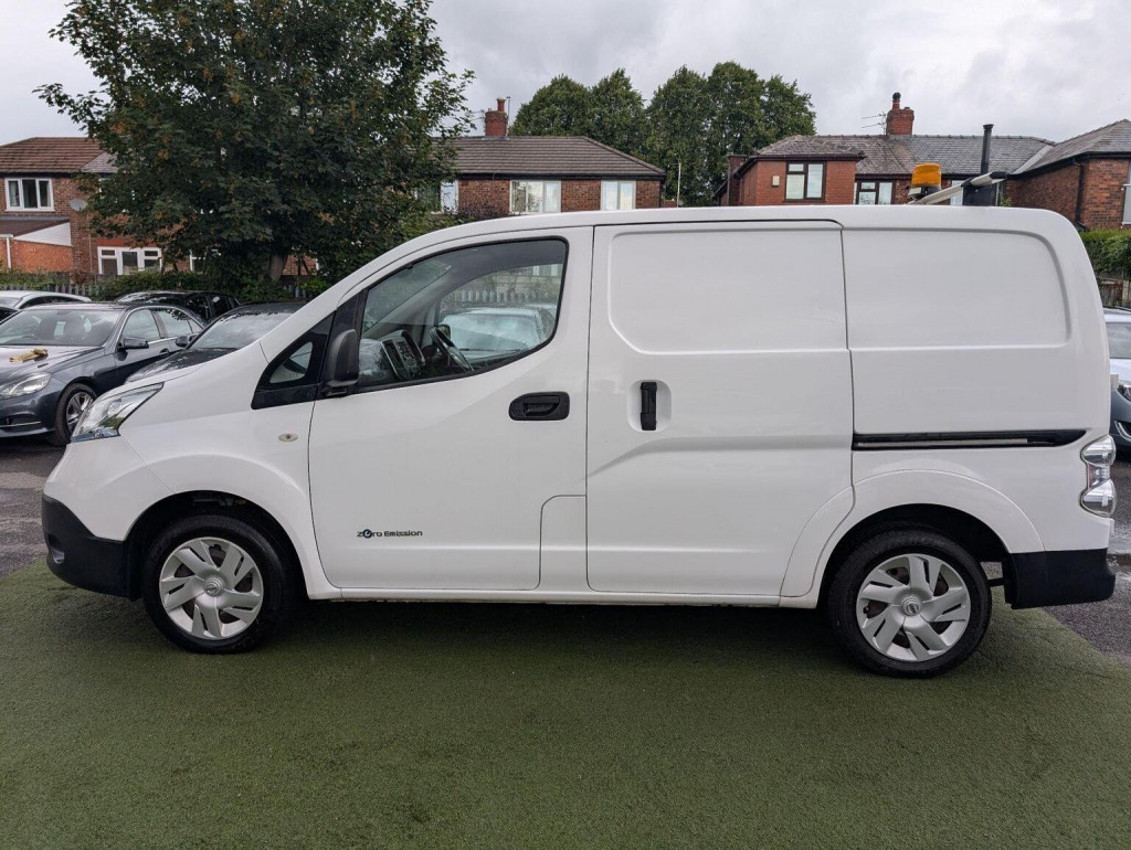NISSAN E-NV200
