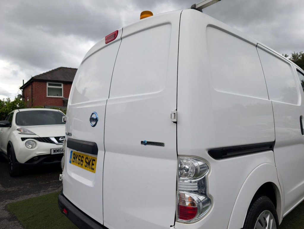 NISSAN E-NV200