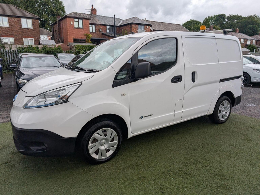 NISSAN E-NV200