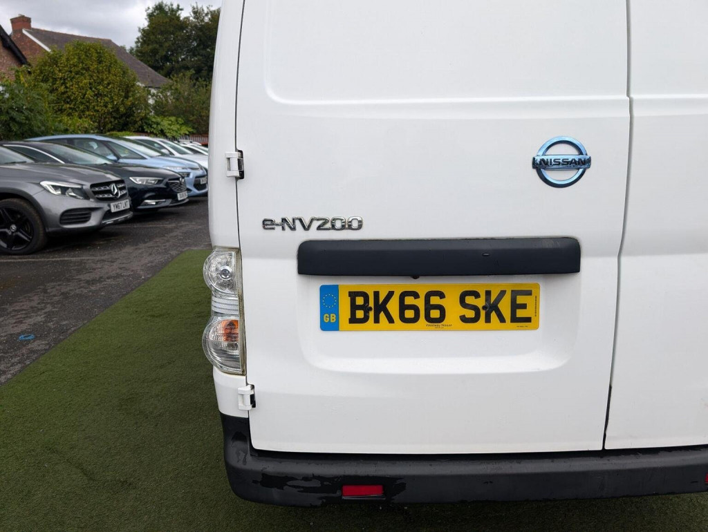 NISSAN E-NV200