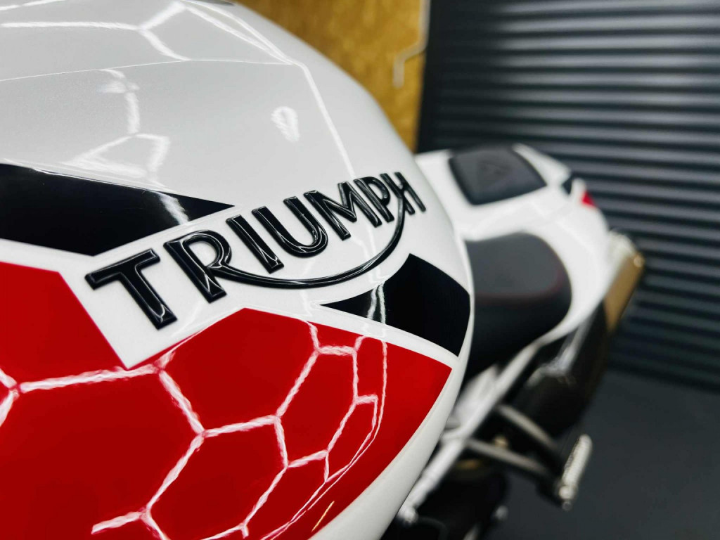 TRIUMPH SPEED TRIPLE 1050