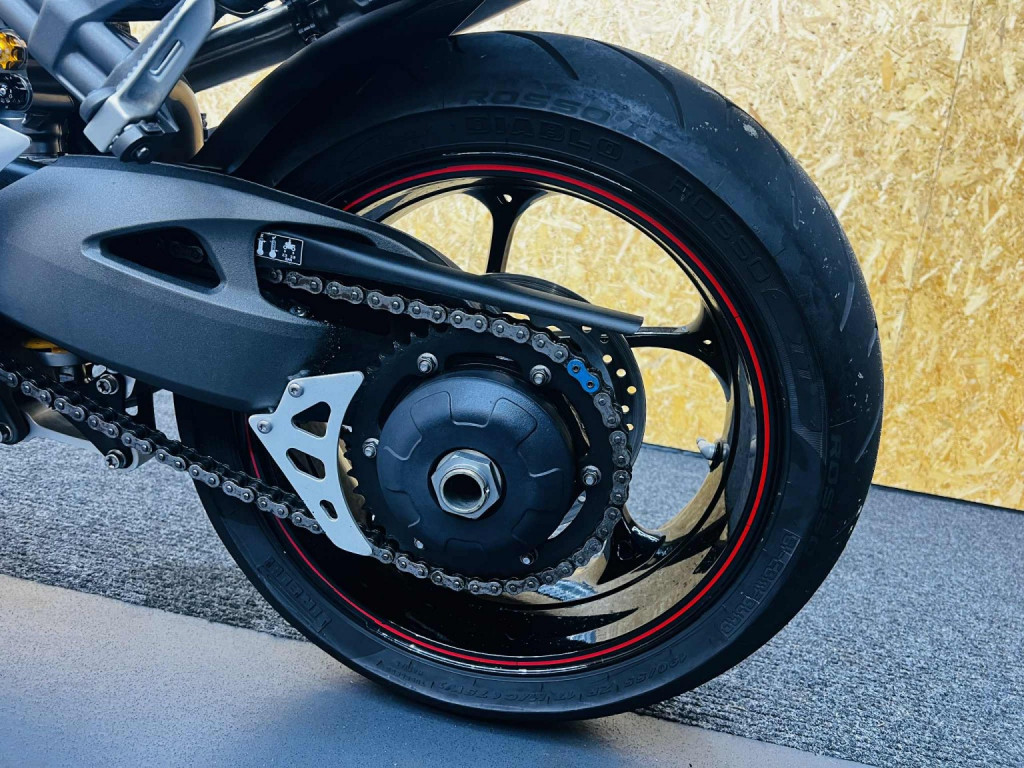 TRIUMPH SPEED TRIPLE 1050