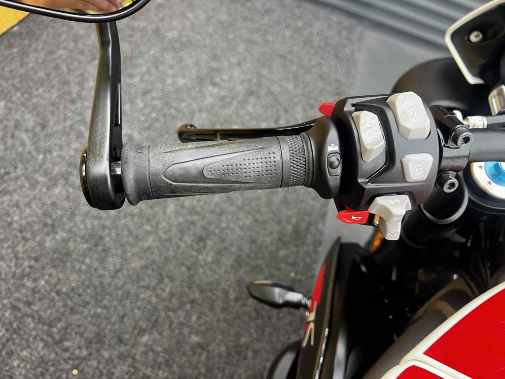 TRIUMPH SPEED TRIPLE 1050