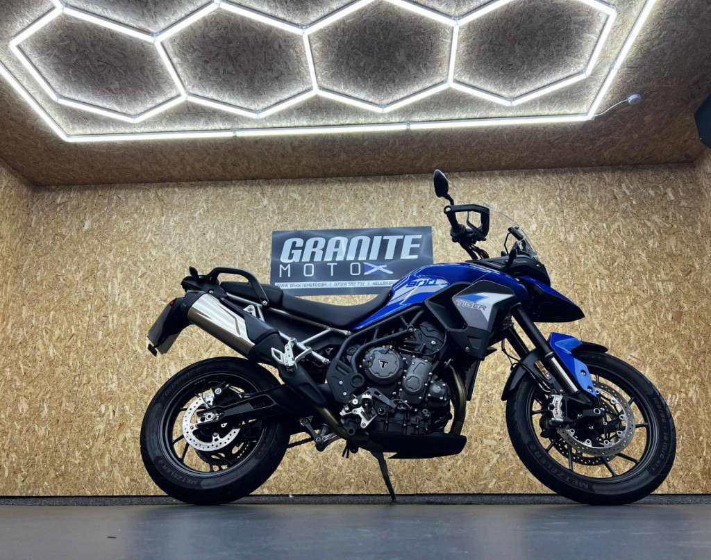 TRIUMPH TIGER 900