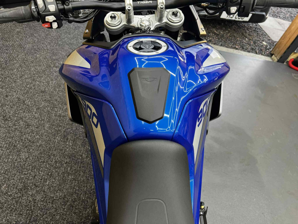 TRIUMPH TIGER 900