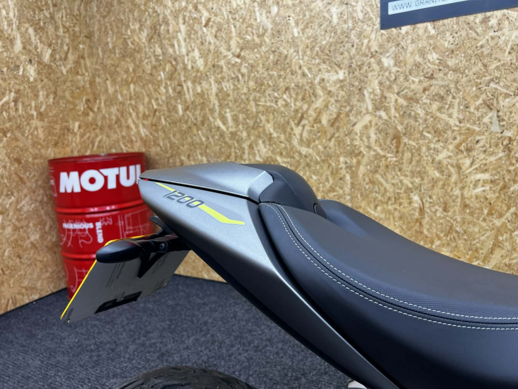 TRIUMPH SPEED TRIPLE 1200