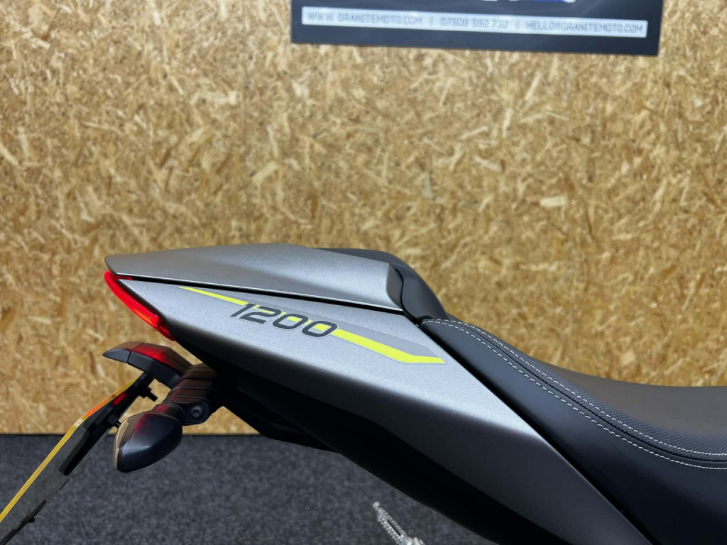 TRIUMPH SPEED TRIPLE 1200