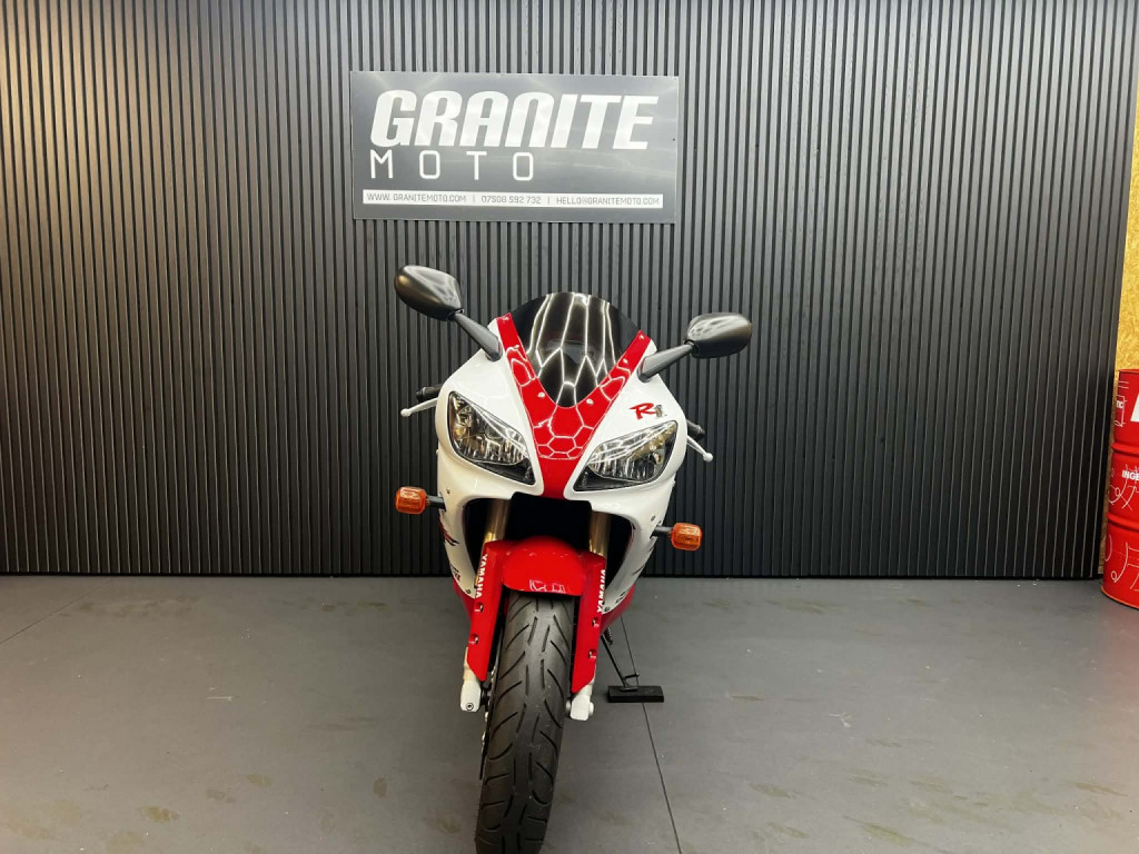 YAMAHA R1