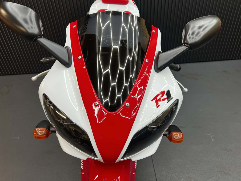YAMAHA R1