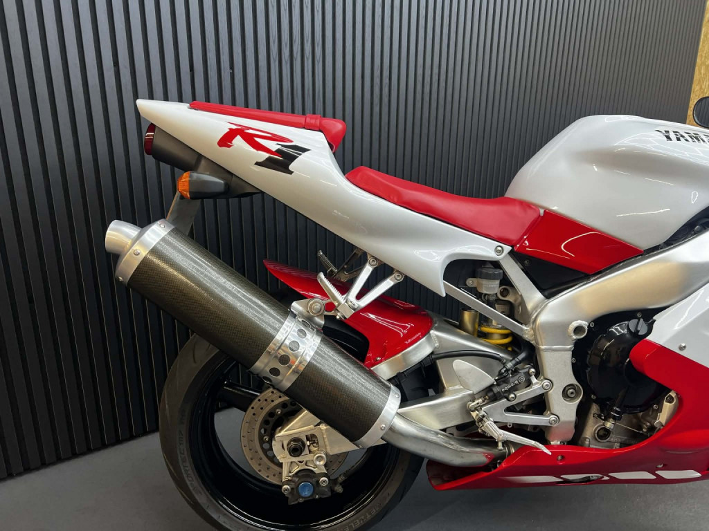 YAMAHA R1