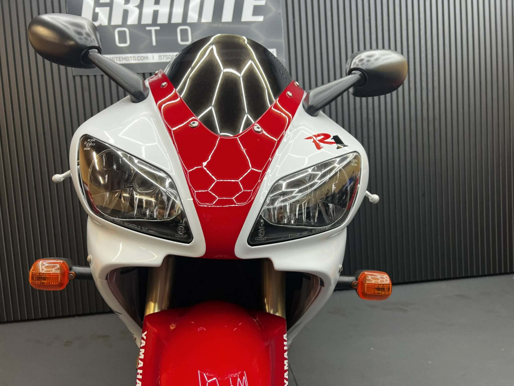 YAMAHA R1