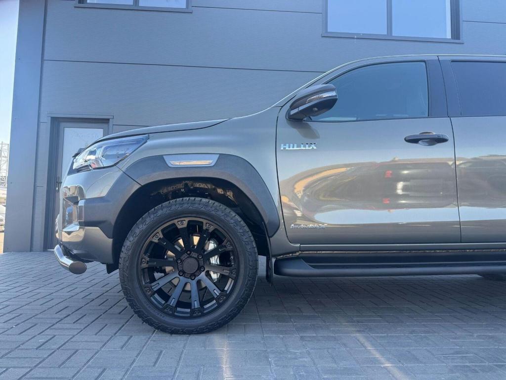 TOYOTA HILUX