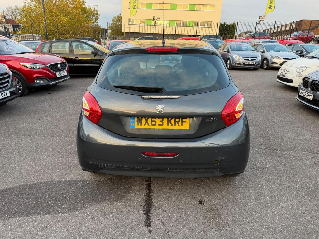PEUGEOT 208