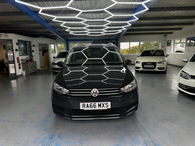 VOLKSWAGEN TOURAN