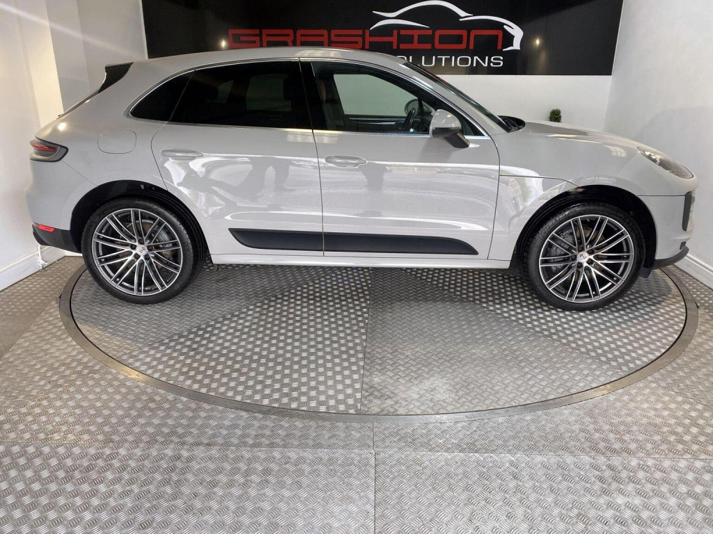 PORSCHE MACAN