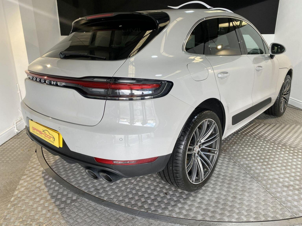 PORSCHE MACAN
